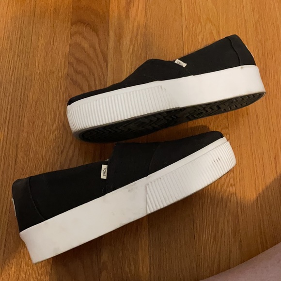 TOMS BLACK CANVAS PLATFORM SHOES - Picture 3 of 6